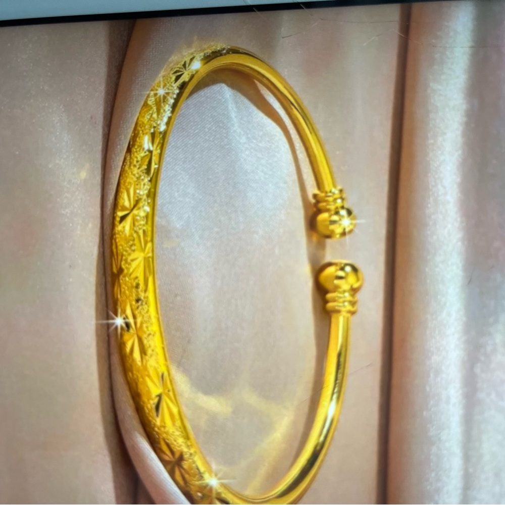 Elegant Gold Bangle Bracelet
